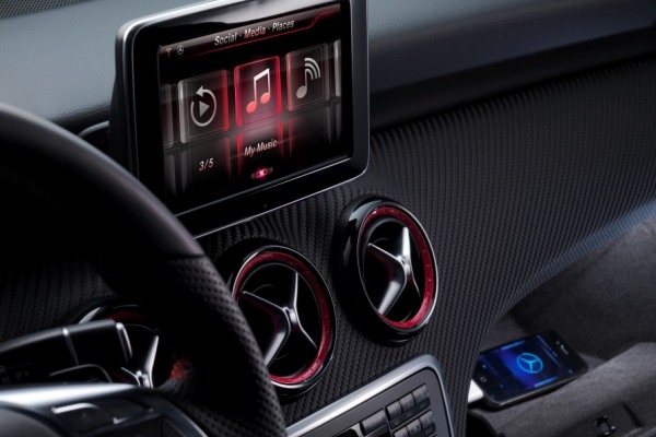 Dalla primavera Mercedes-Benz porterà Siri sulle sue auto