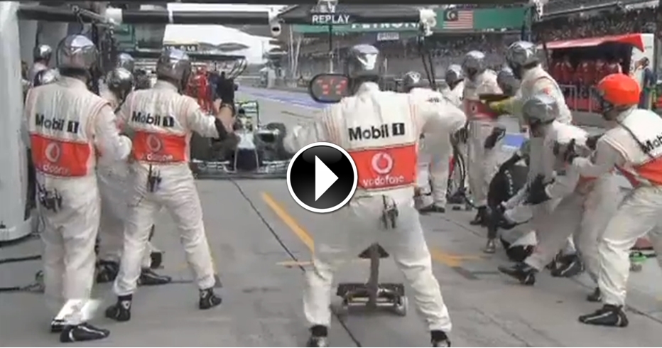 VIDEO – Lewis Hamilton sbaglia box durante il GP di Malesia