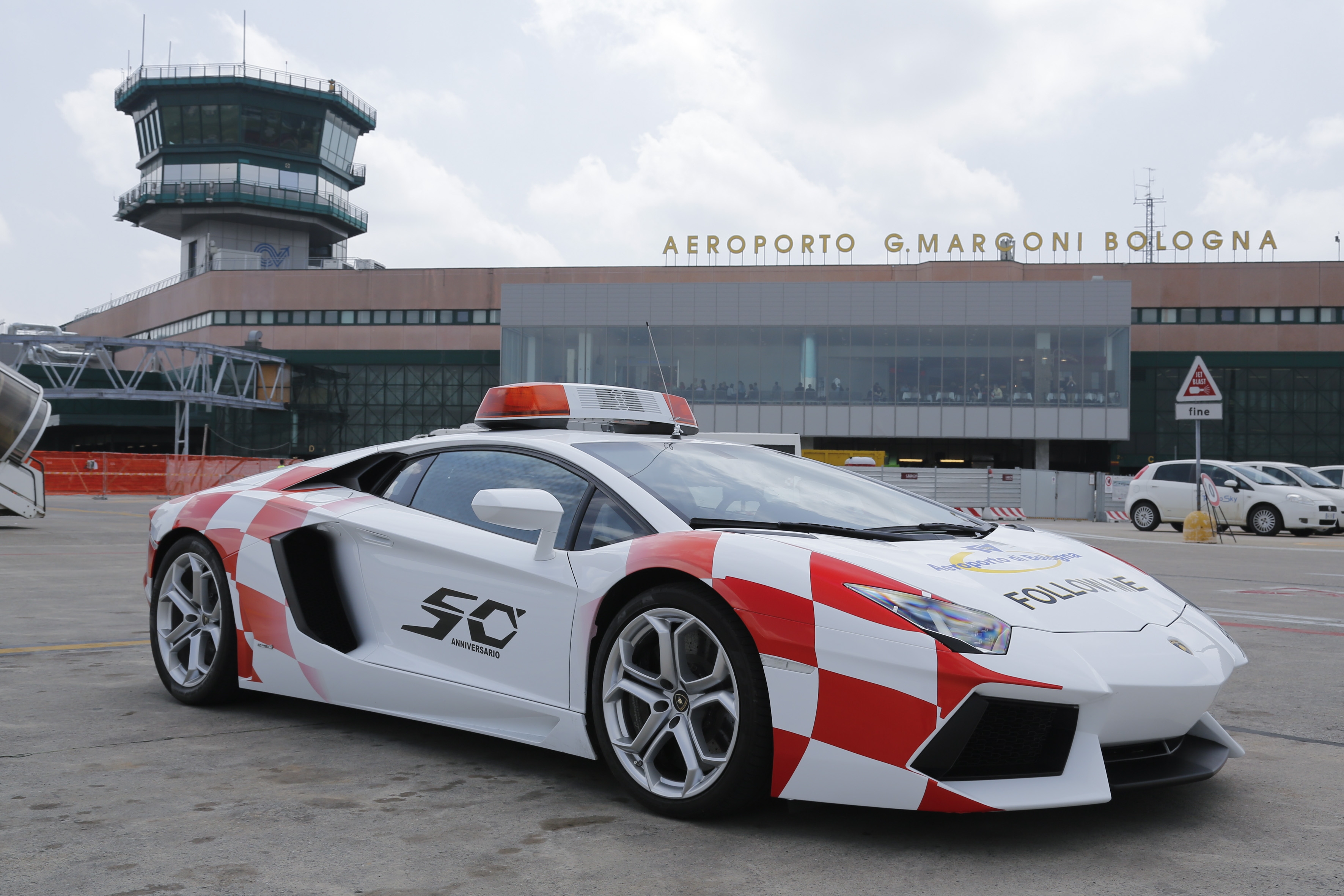 Lamborghini Aventador ‘’Follow Me’’ all’Aeroporto di Bologna