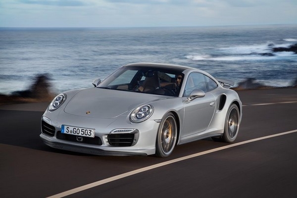 Porsche consegna 81.500 vetture sportive nel primo semestre