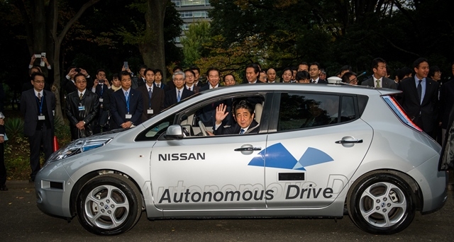 Nissan LEAF con guida autonoma col Primo Ministro Giapponese