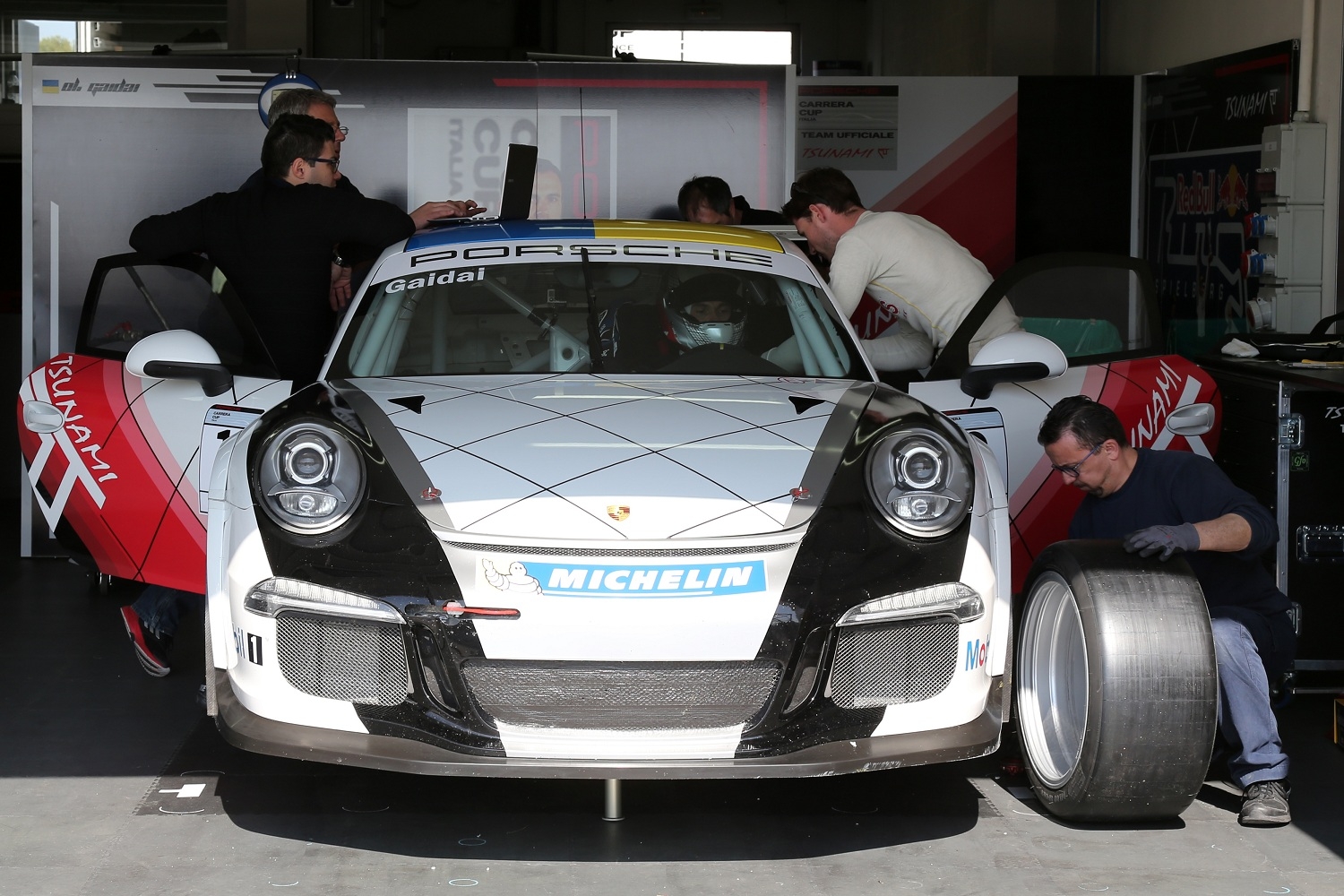 Donatello Bardi ci racconta gli pneumatici Michelin della Porsche Carrera Cup Italia 2014