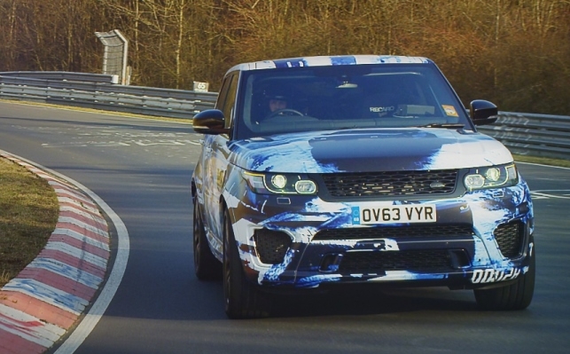 Range Rover Sport SVR ad alte prestazioni affronta Goodwood