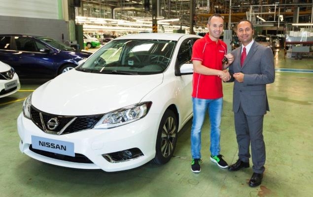 Nissan consegna la prima Pulsar a Andrés Iniesta