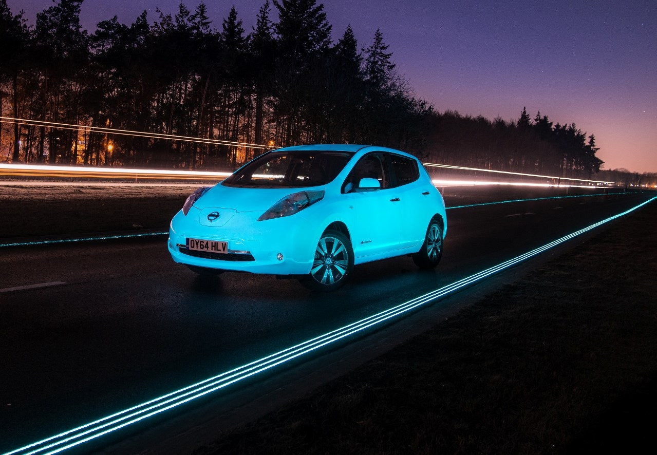 Nissan Leaf è la prima auto fluorescente a percorrere un’autostrada luminescente