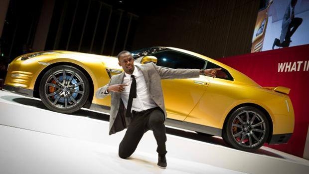Bolt abbraccia l’oro dei Mondiali quello della Nissan GTR