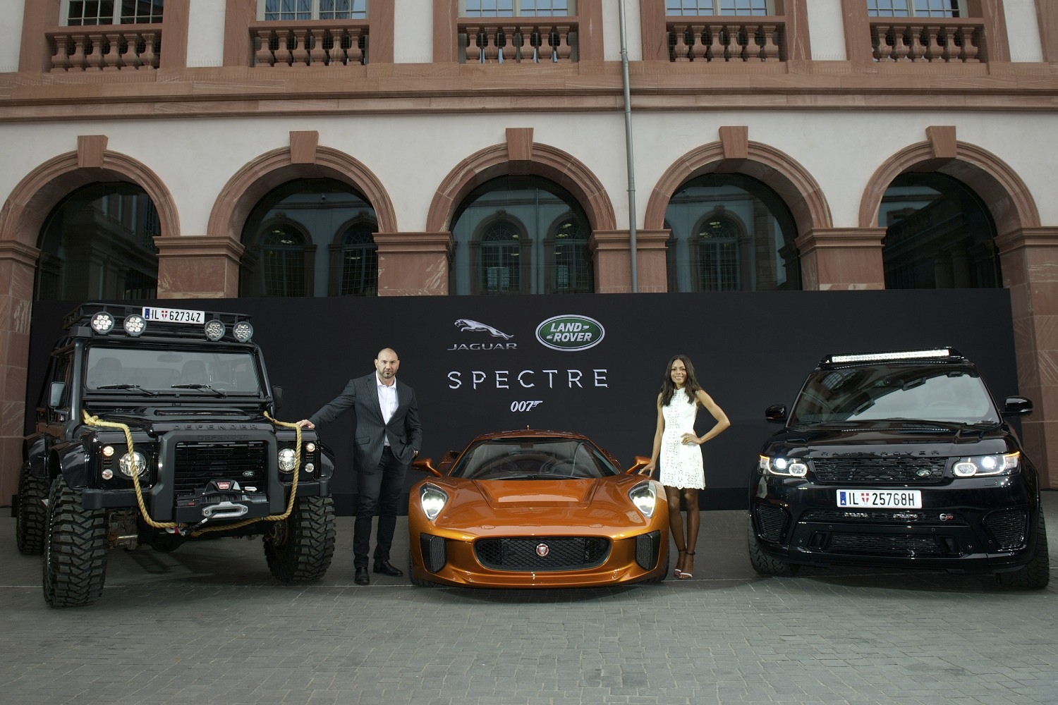 C-X75, Range Rover SVR e Defender: le Bond Cars di Jaguar Land Rover