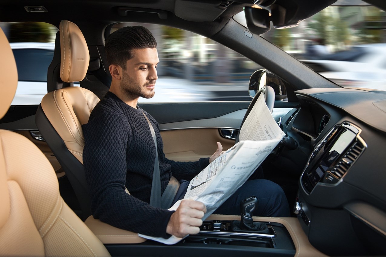 Volvo: sistema IntelliSafe Auto Pilot