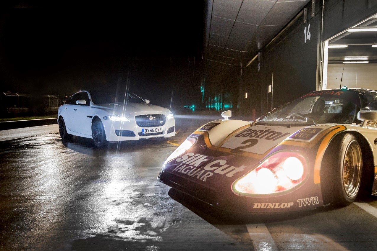 Jaguar: Andy Wallace prova a Silverstone la XJR e la XJR9-LM vincitrice a Le Mans
