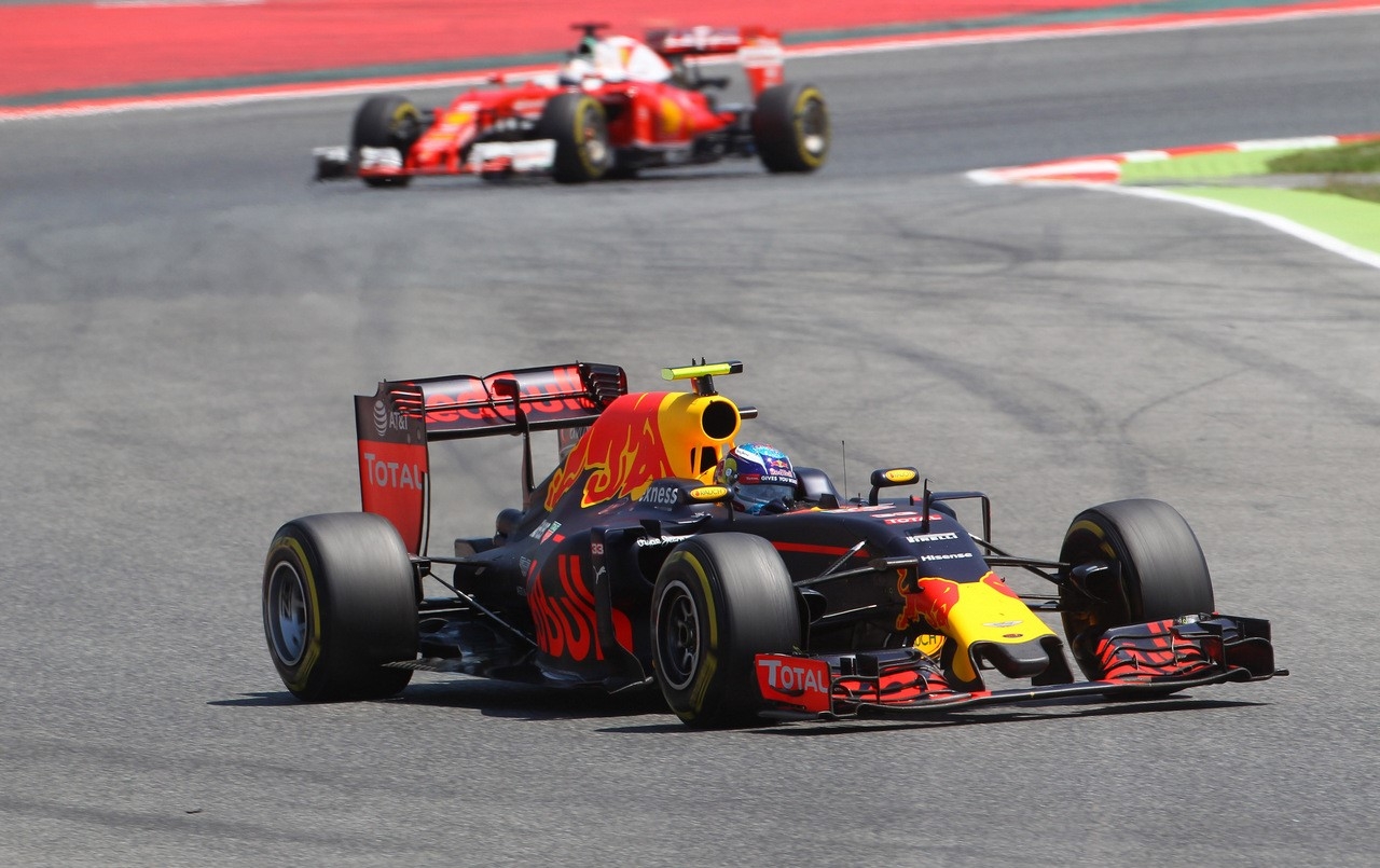 Gran Premio di Spagna: Max nella leggenda, Mercedes e Ferrari flop