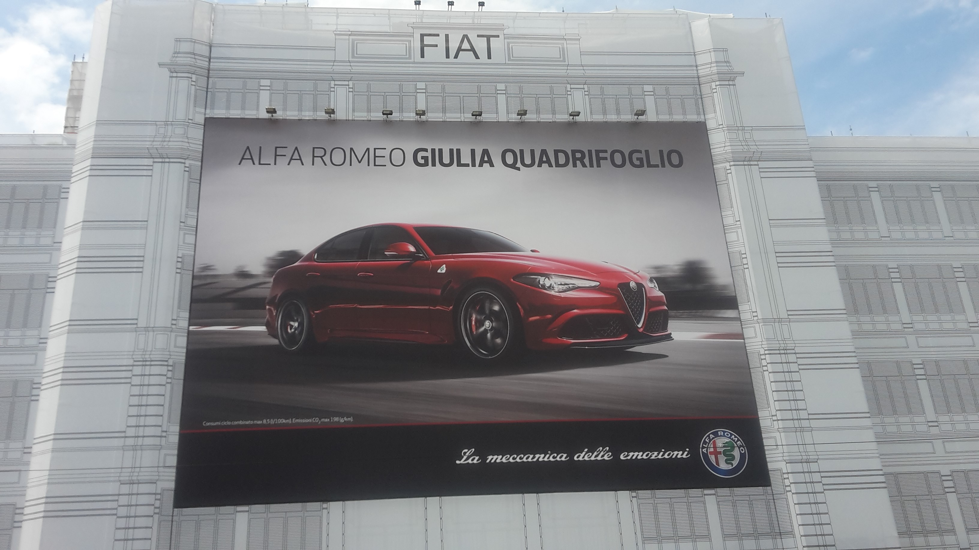 L’Alfa Romeo Giulia in bella mostra sulla facciata del Lingotto di Torino