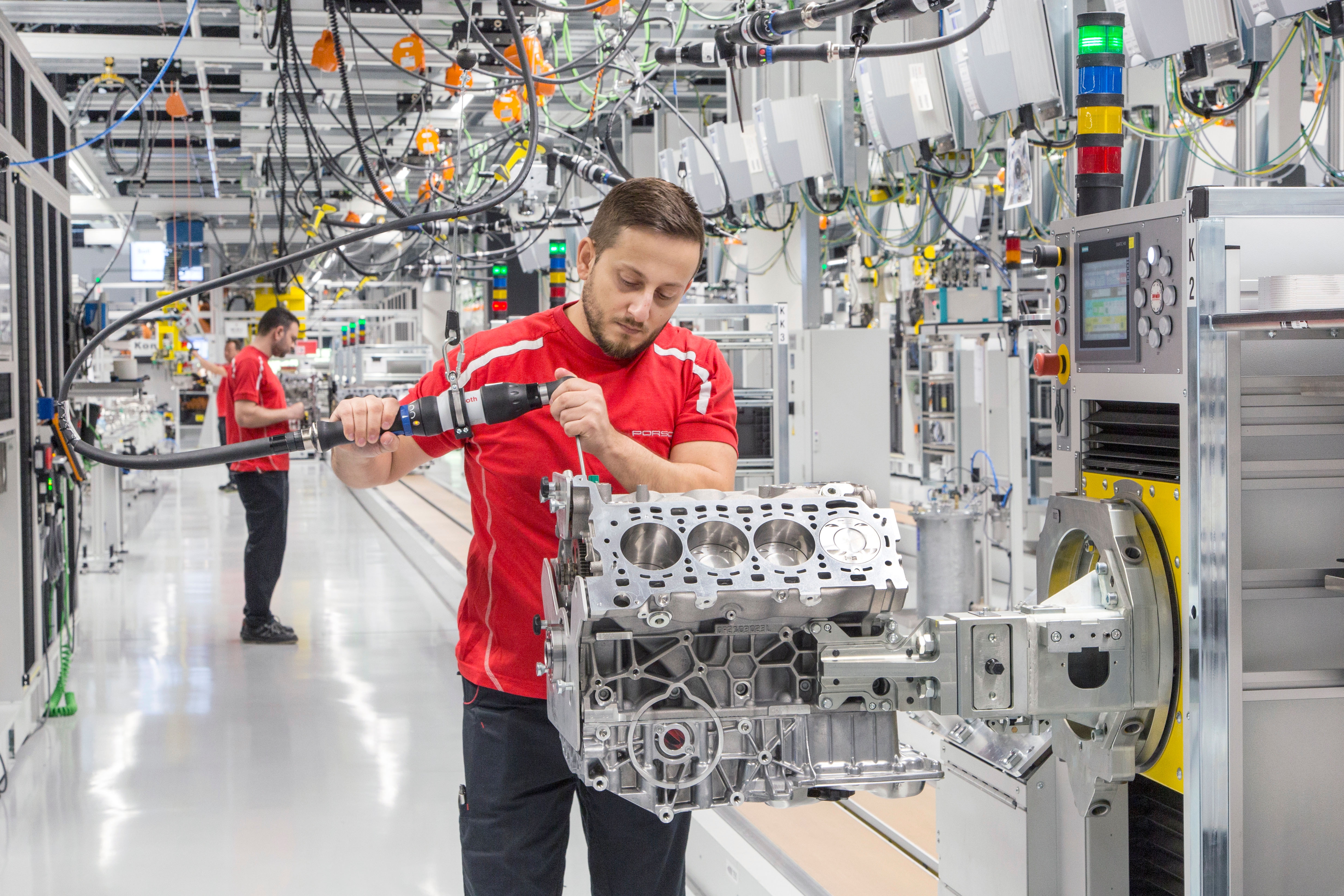 Porsche inaugura il nuovo stabilimento per la produzione dei V8