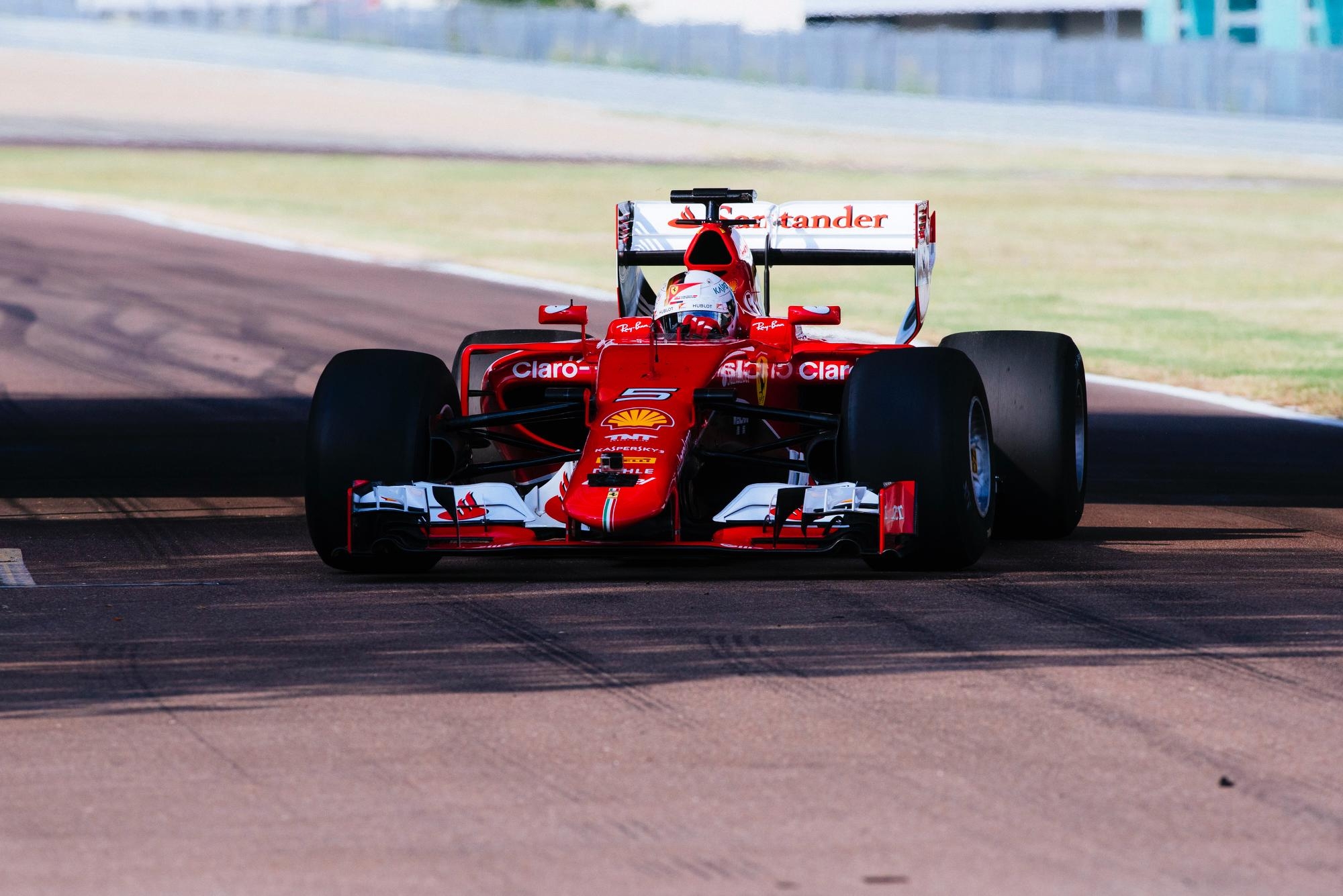 Ferrari in pista per provare le nuove Pirelli P Zero F1 2017