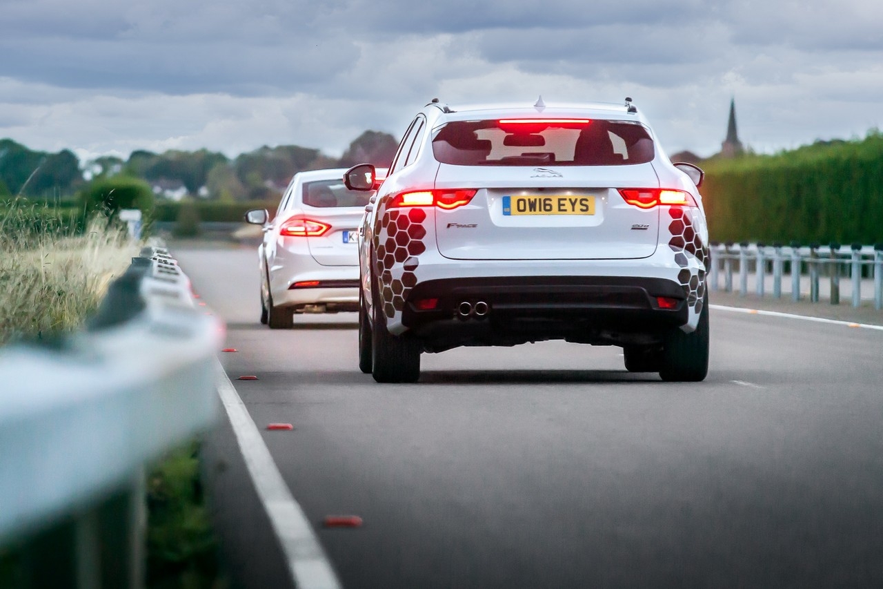 Jaguar Land Rover spinge forte sulla guida autonoma