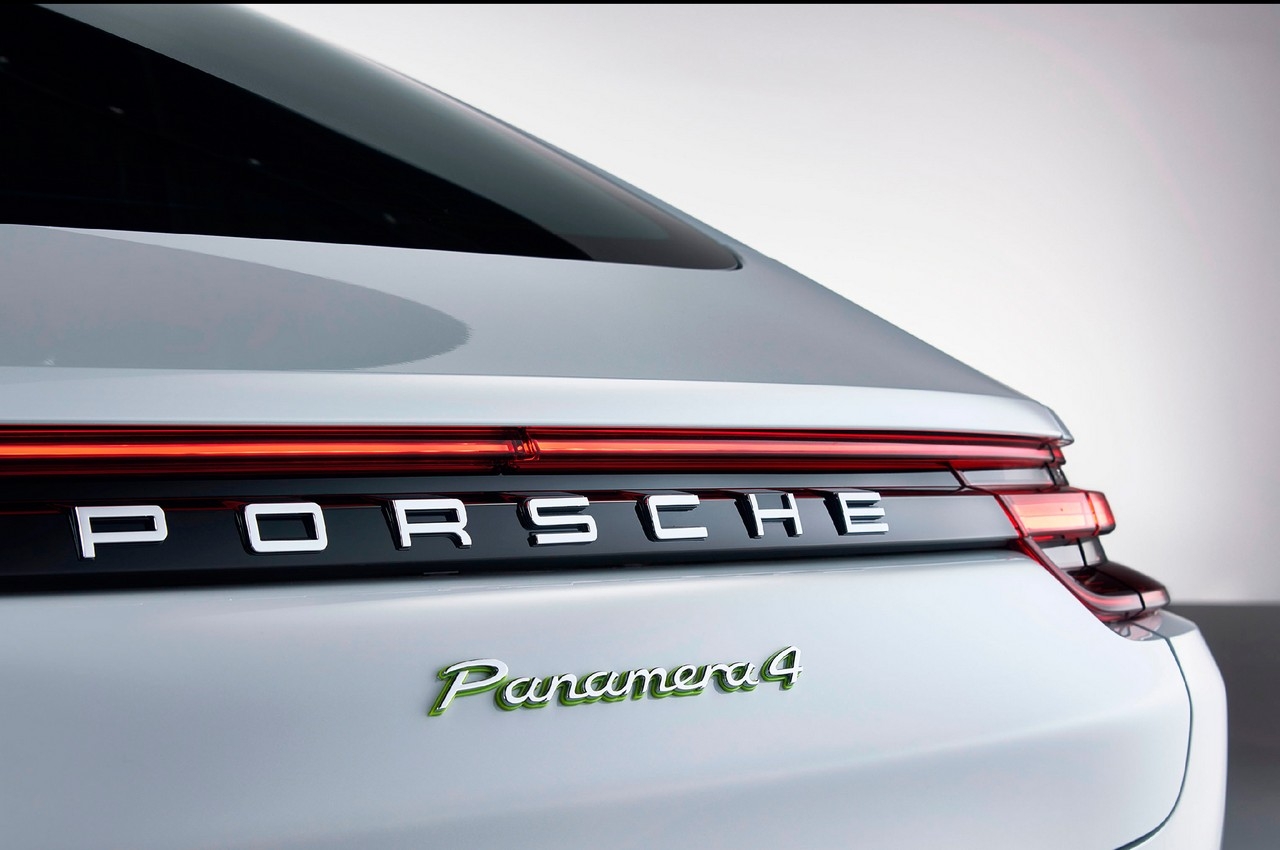 Porsche Panamera 4 E-Hybrid: Sportiva, green e tech