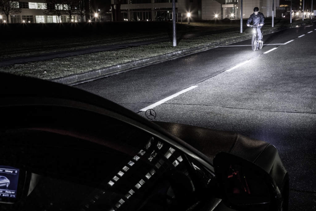 Digital Light: Mercedes-Benz illumina la strada in HD