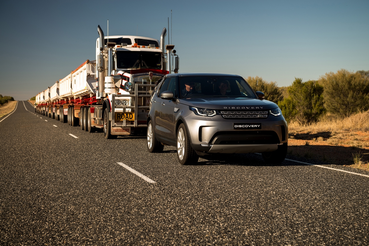 Nuova Land Rover Discovery traina un tir da 110 tonnellate