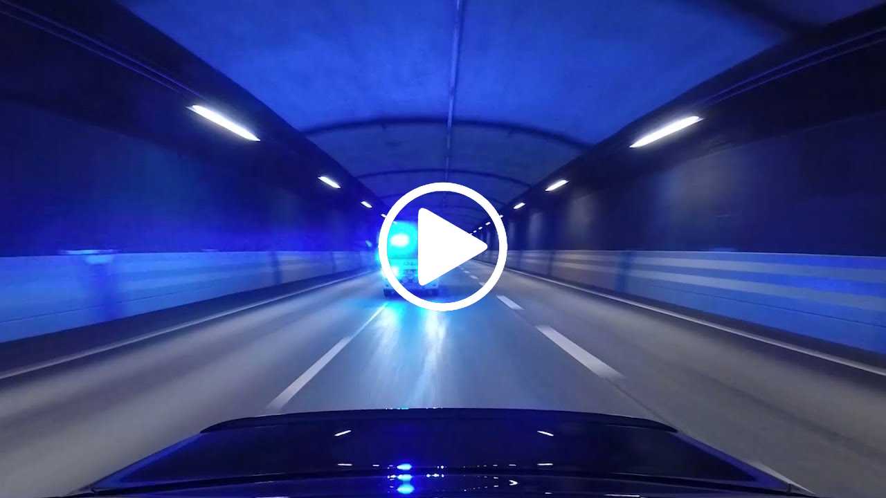 Umilia la Polizia con la sua BMW M5 V10 [VIDEO]