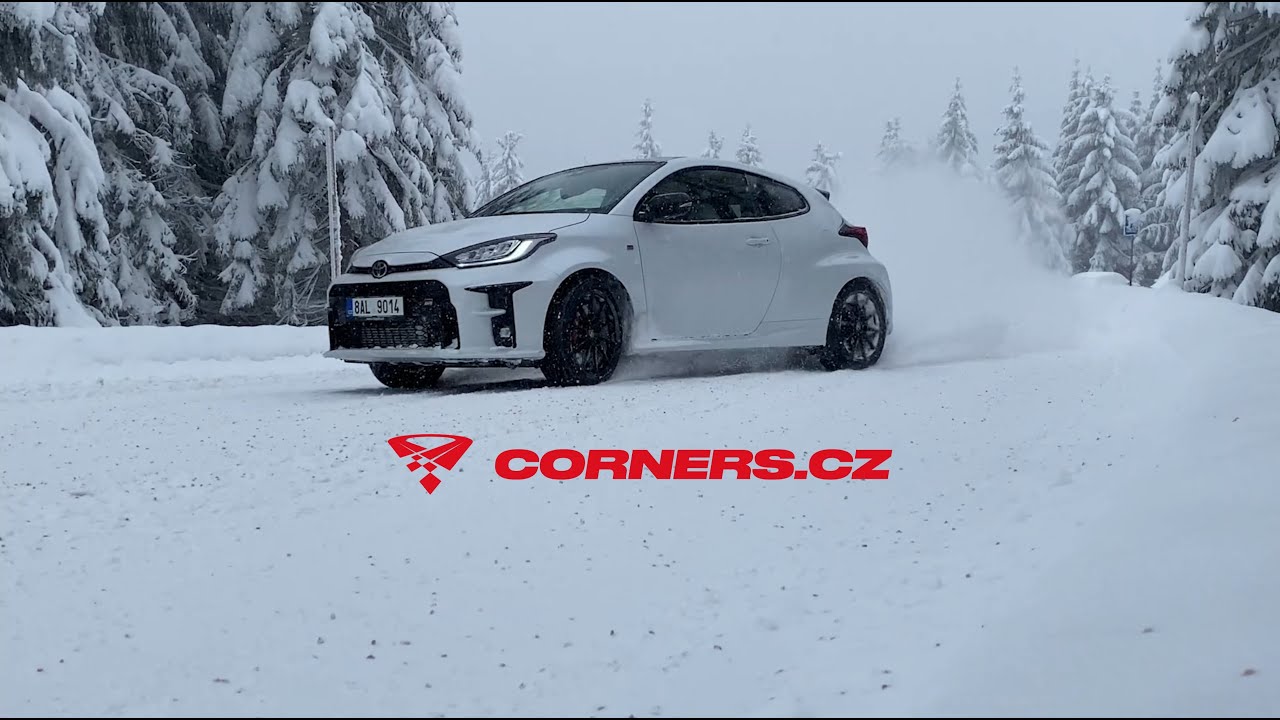 Toyota GR Yaris sulla neve: è il suo habitat naturale [VIDEO]