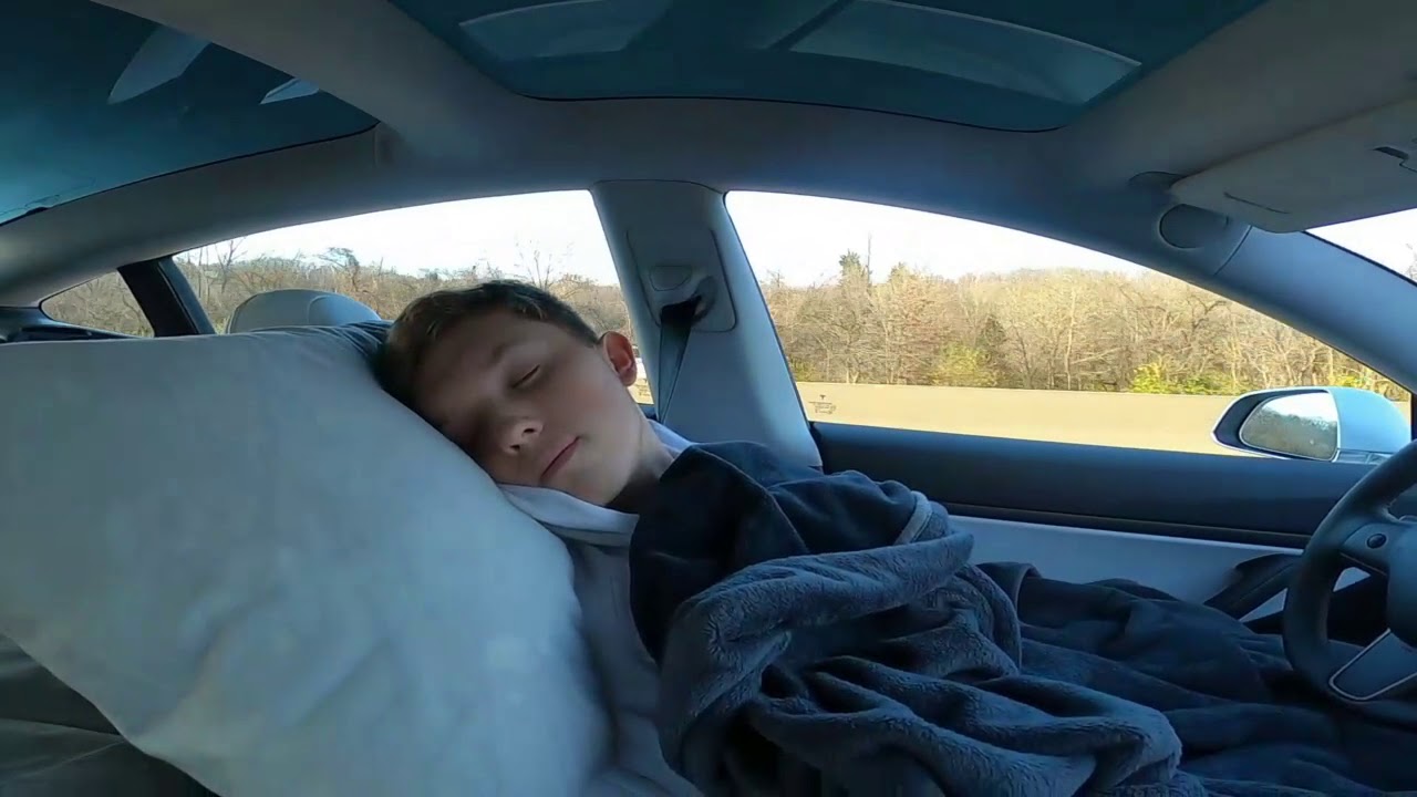 Dorme nella Tesla mentre è in autostrada: il VIDEO scandalo
