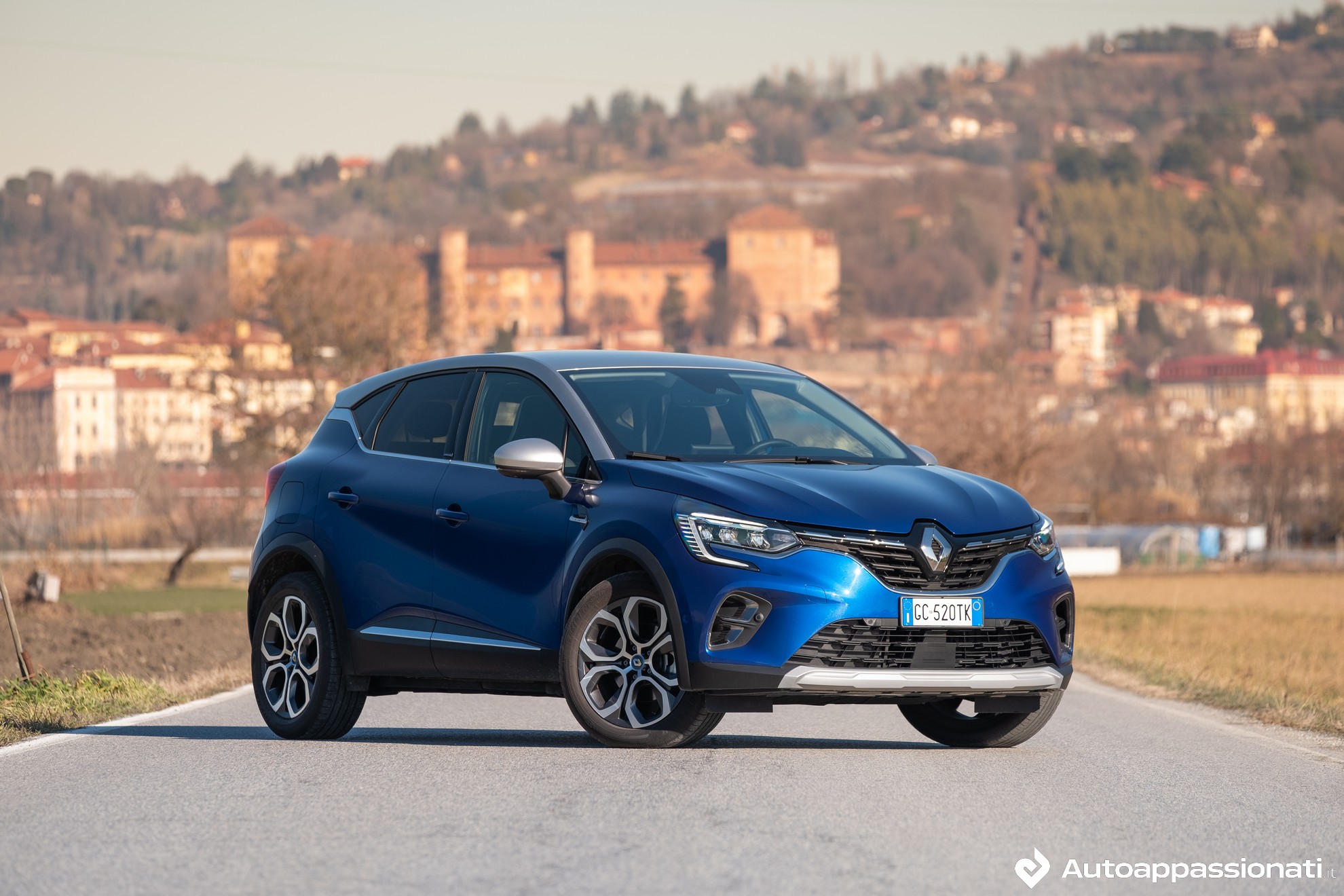 Renault Captur E-Tech: Prova su strada, interni, motore ibrido e prezzo