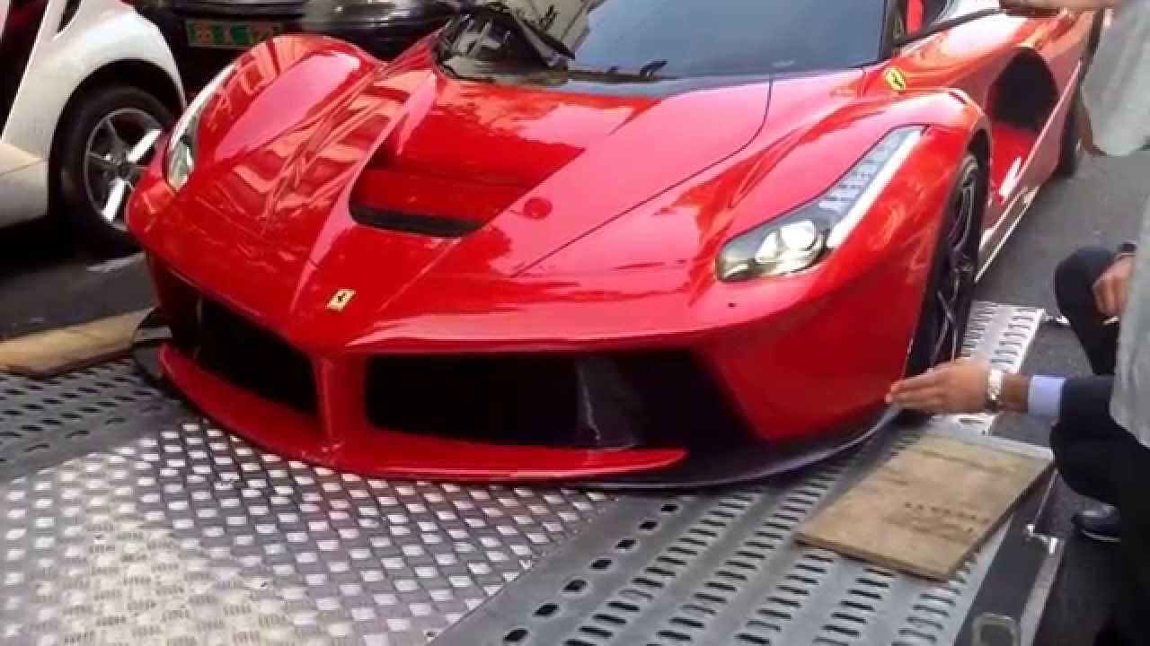 Una Ferrari LaFerrari e una bisarca: un matrimonio non proprio idilliaco [VIDEO]