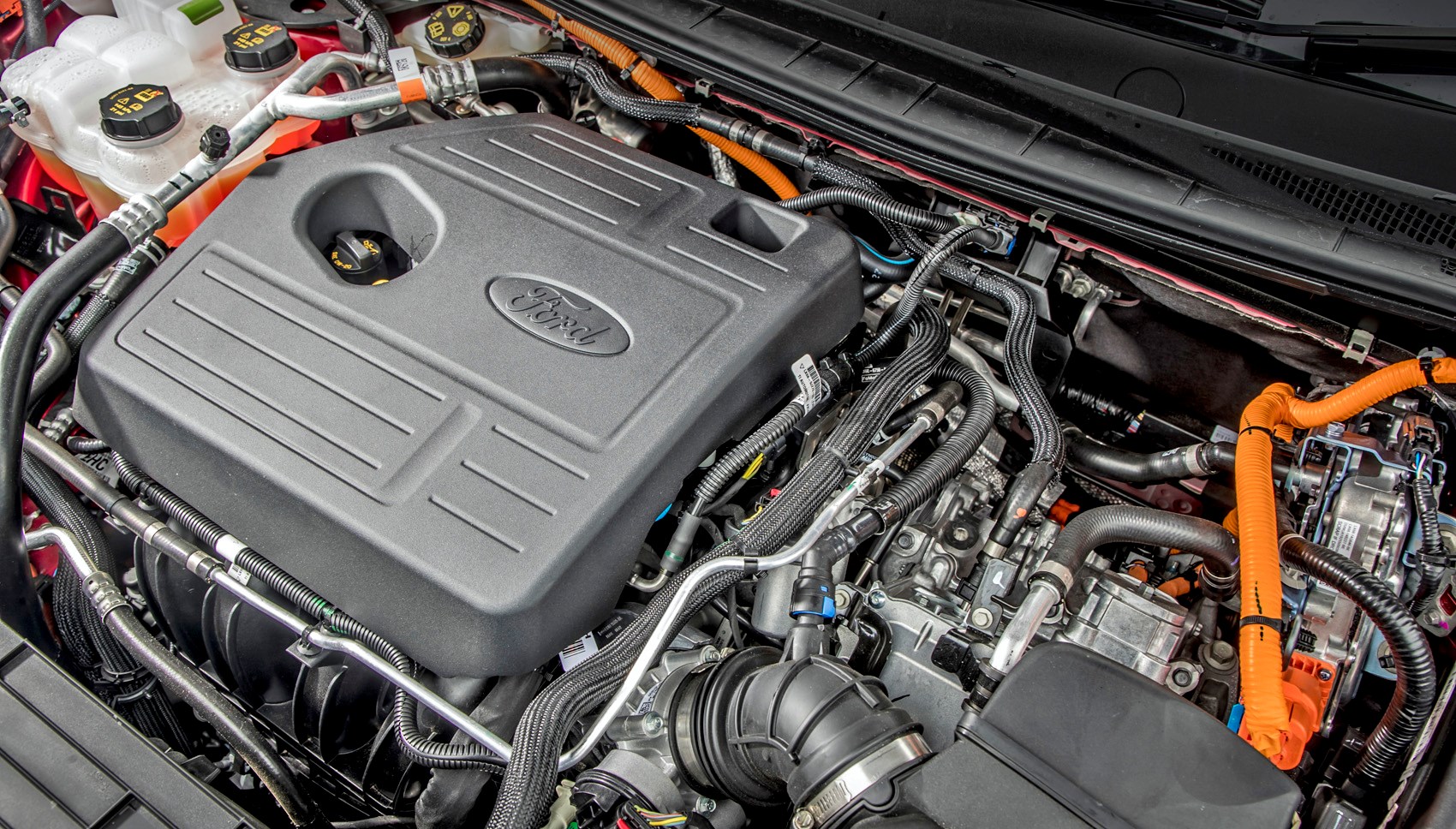 Ford Kuga Hybrid: focus tecnico sull’ibrido “di mezzo” dell’Ovale