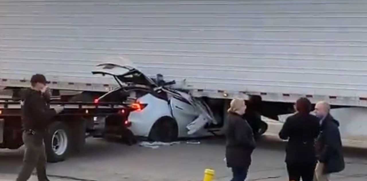 Tesla Autopilot: ennesimo schianto contro un camion [VIDEO]