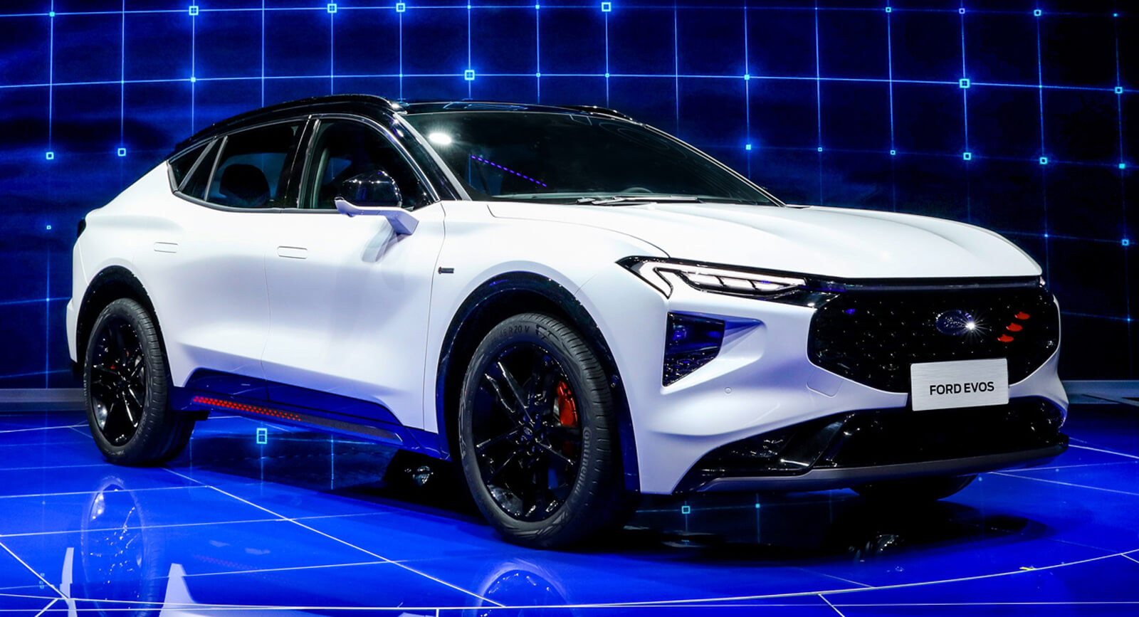 Ford presenta la nuova crossover elettrica Evos: bella e impossibile