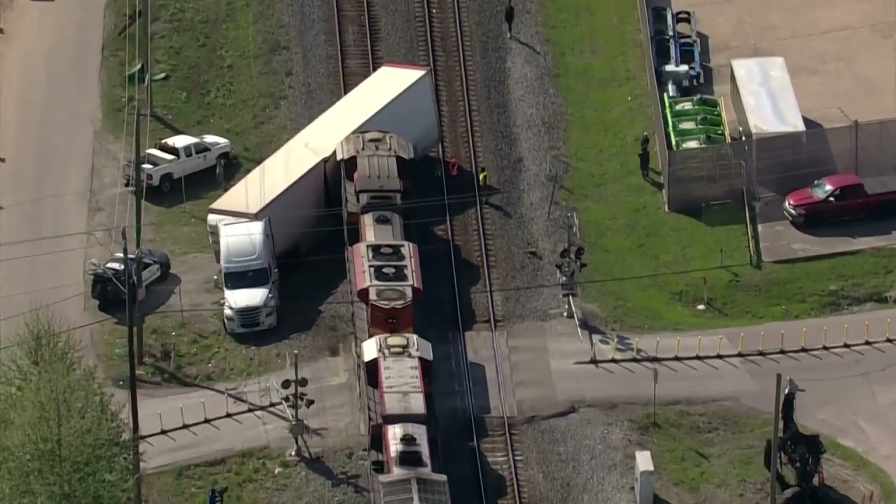 Incidente tra treno e camion: coinvolte alcune supercar  [VIDEO]