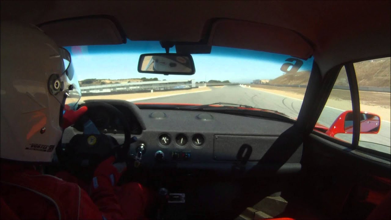 Con la Ferrari F40 a Laguna Seca: il cavatappi non le fa paura [VIDEO]