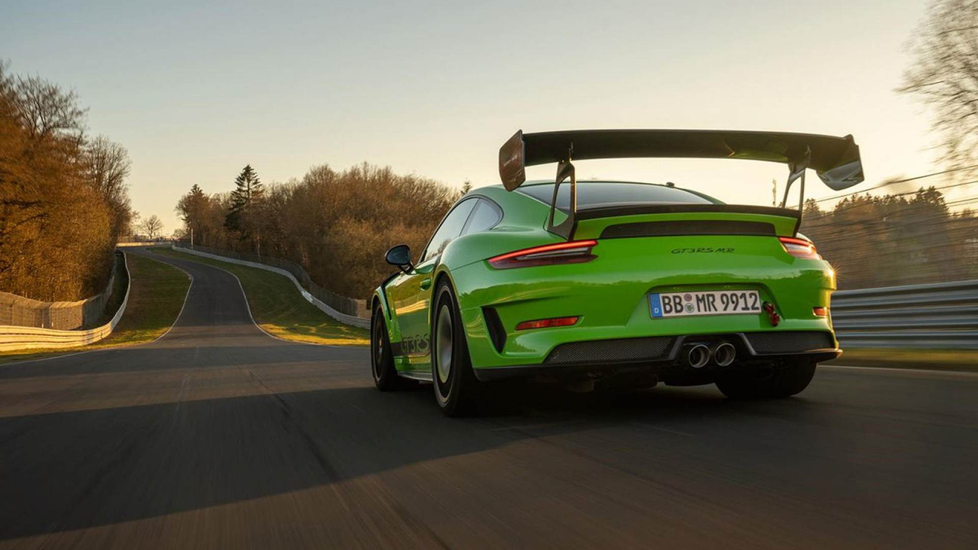 Porsche 911 GT3 RS MR: al Nurburgring ferma il cronometro sotto i 7 minuti [VIDEO]