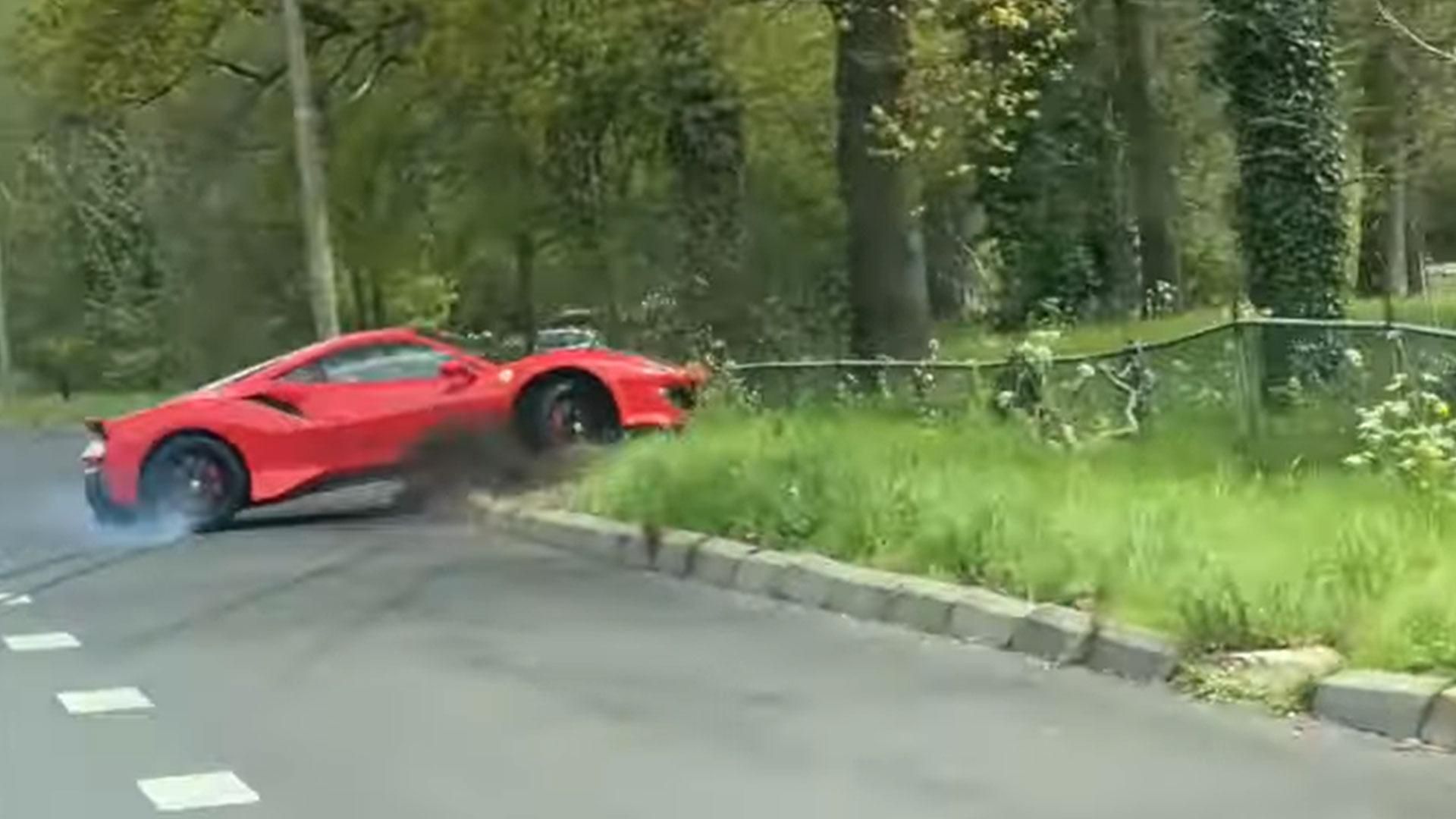 Ferrari 488: l’incidente è alquanto incredibile e imbarazzante [VIDEO]