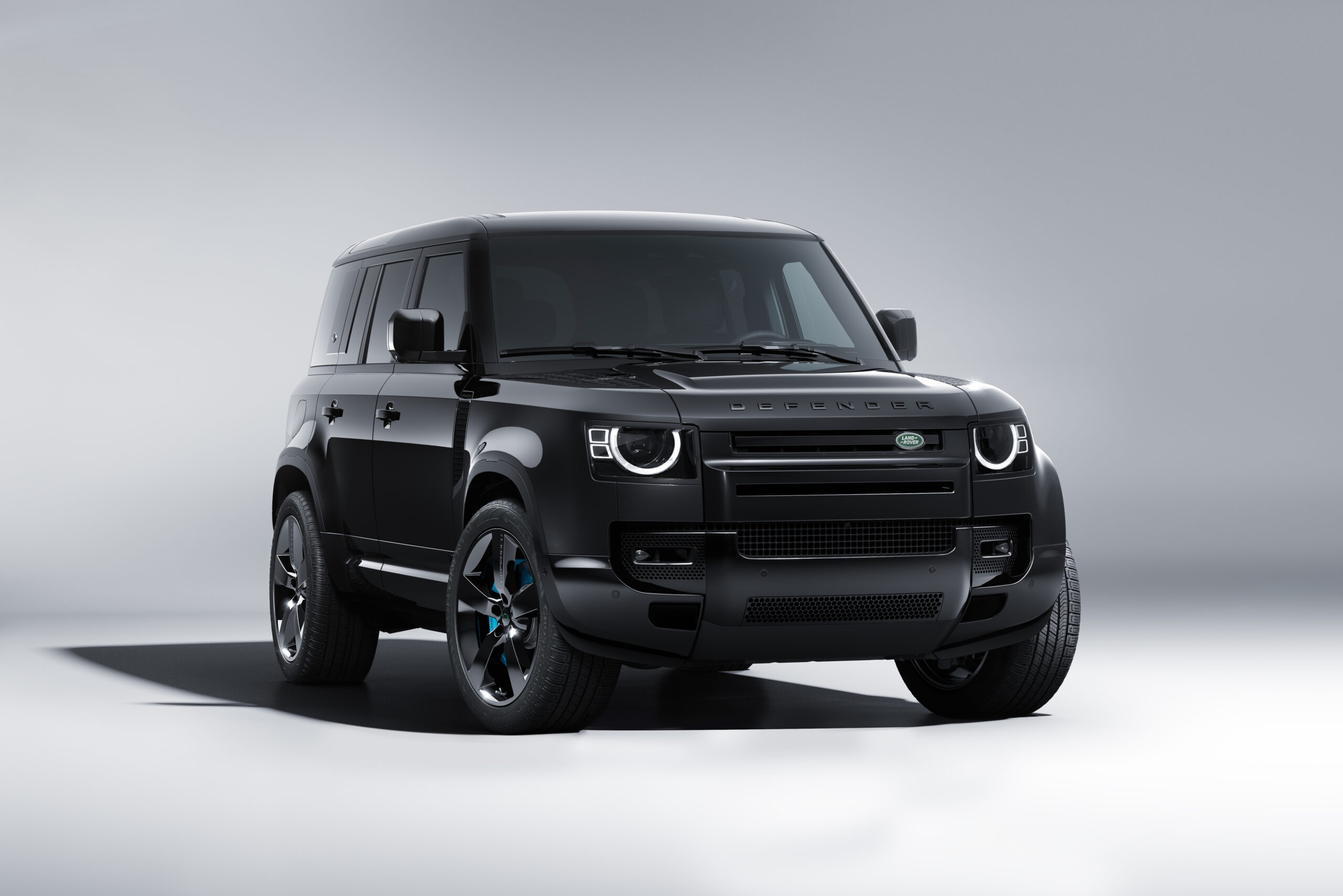 La Land Rover Defender di James Bond: è V8 ed è ispirata a “No time to die”