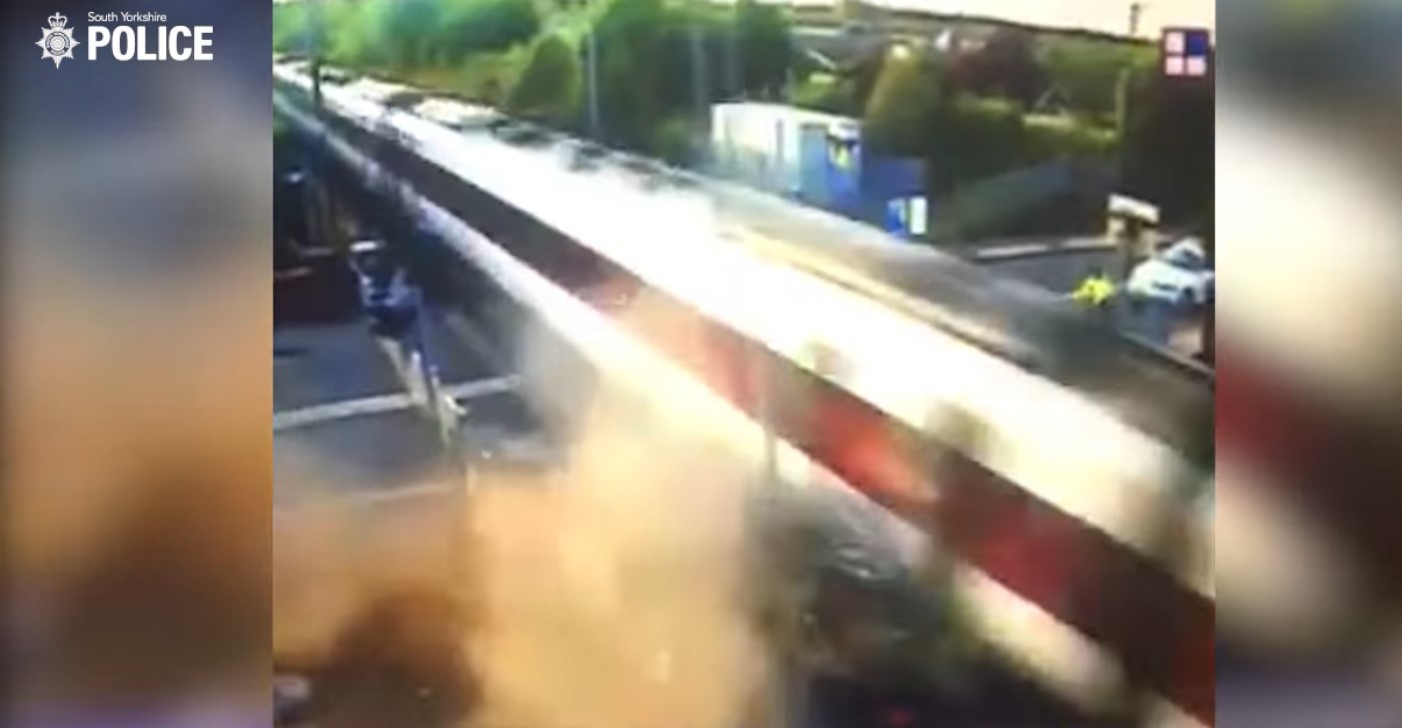 Si schianta con l’auto contro un treno lanciato a 160 km/h [VIDEO CHOC]