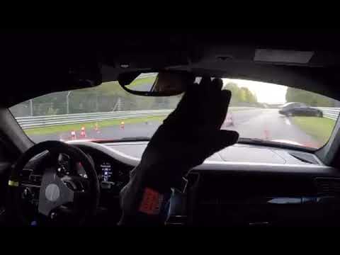 Va con la Mercedes al Nurburgring ma si schianta dopo un metro [VIDEO]