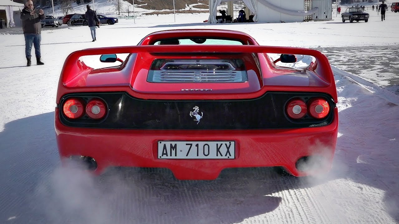 La Ferrari F50 sulla neve con gli scarichi aperti è pura poesia [VIDEO]