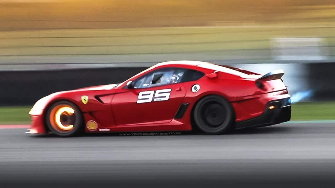Le Ferrari XX in azione al tramonto sono PURO SPETTACOLO [VIDEO]