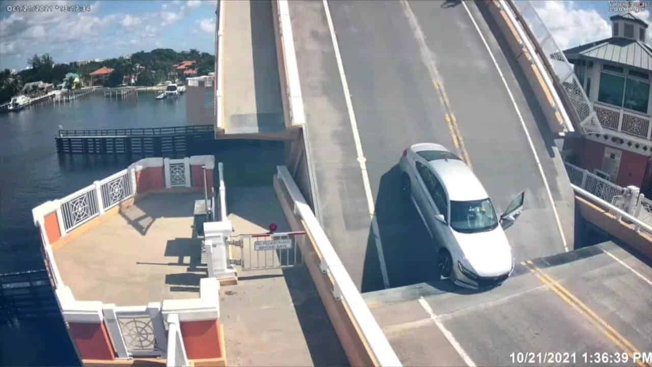 Rimanere bloccati su un ponte levatoio è un’esperienza terribile [VIDEO]