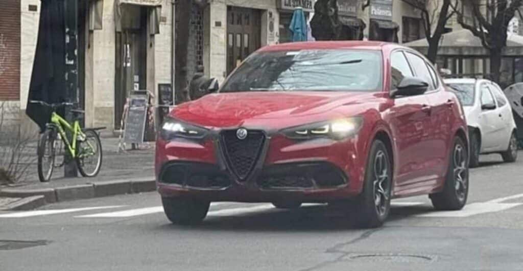 Alfa Romeo Stelvio 2023: le foto spia del restyling