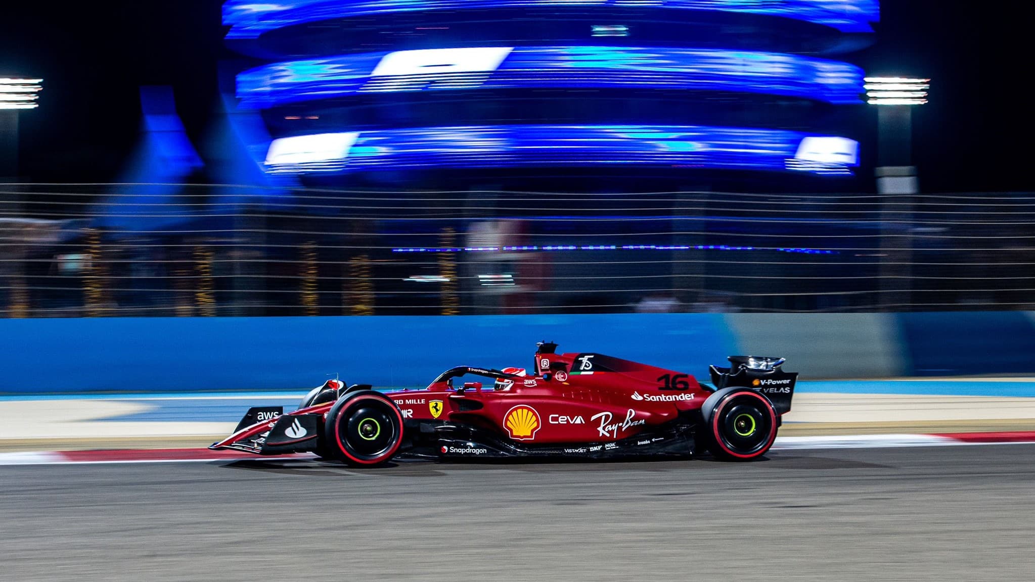 Ferrari subito in pole in Bahrain: Leclerc lancia la sfida a Verstappen
