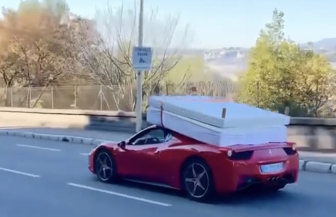 La Ferrari 458 Italia può essere utilizzare per fare un trasloco [VIDEO]