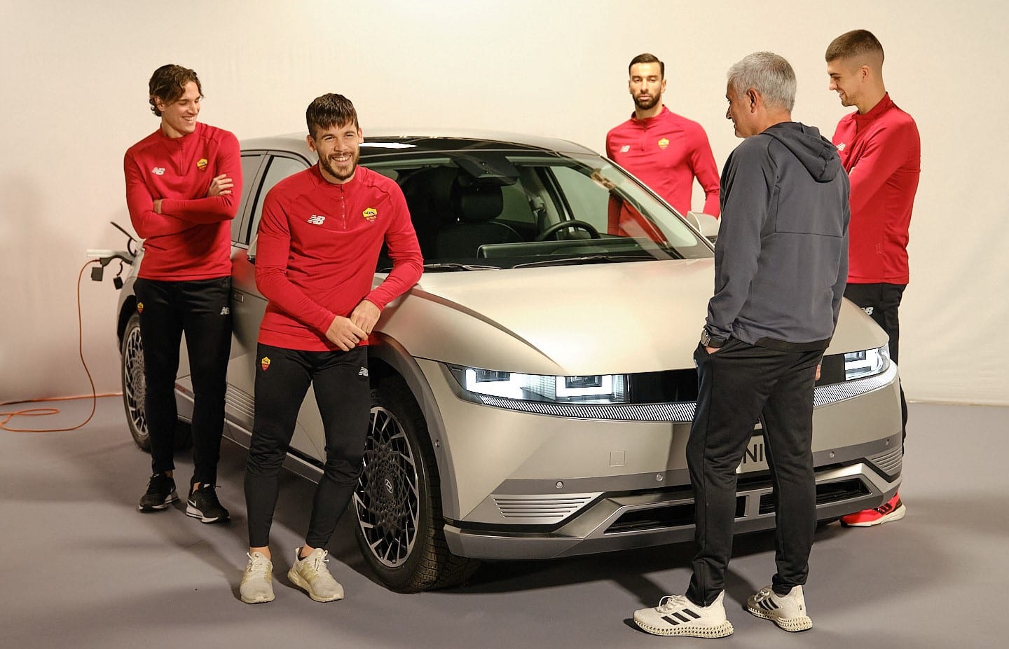 Hyundai Ioniq 5 e la tecnologia V2L nel video con José Mourinho