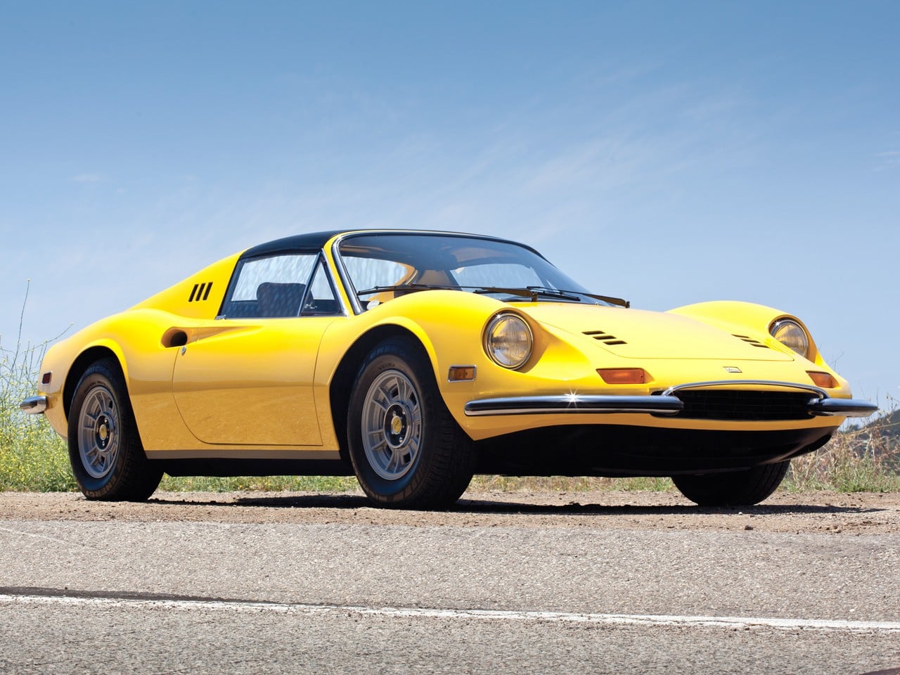 Compie mezzo secolo la Ferrari Dino 246 GTS, sì, quella con il 6 cilindri open air