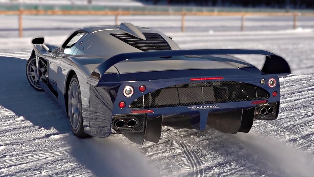 La Maserati MC12 che drifta sulla neve è la cosa più bella che vedrete oggi [VIDEO]