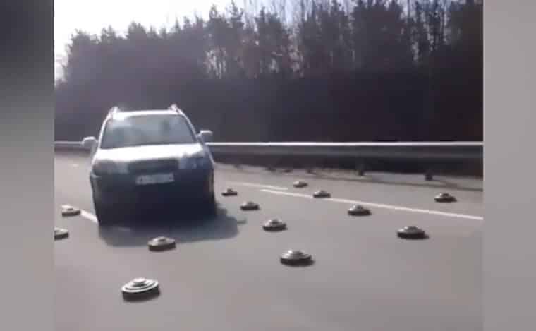 A Kiev l’autostrada è disseminata di mine, le auto hanno poca scelta [VIDEO]