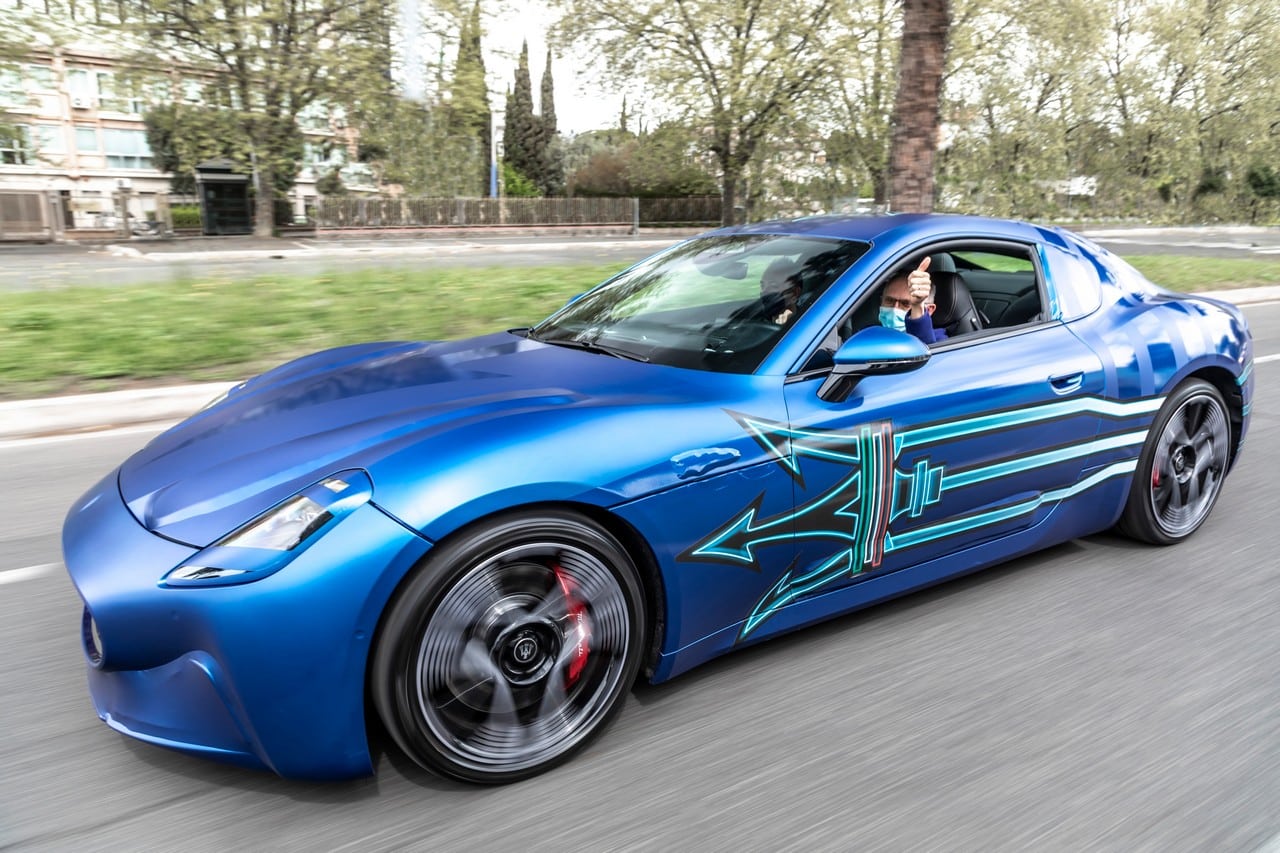 Maserati GranTurismo Folgore debutta su strada: al volante Carlos Tavares