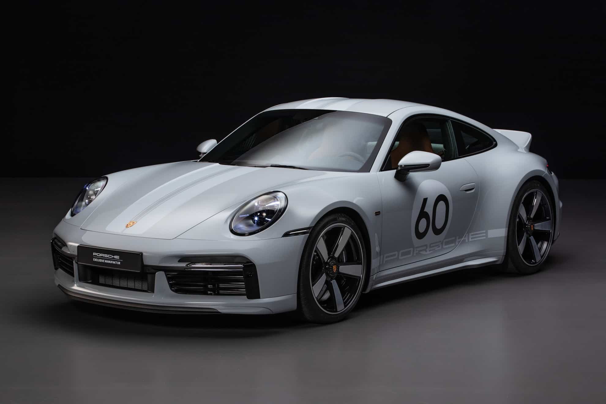 550 CV, cambio manuale e tanto heritage per la Porsche 911 Sport Classic