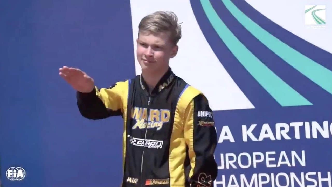 Il kartista russo Severiukhin fa il saluto nazista sul podio mentre suona l’Inno di Mameli