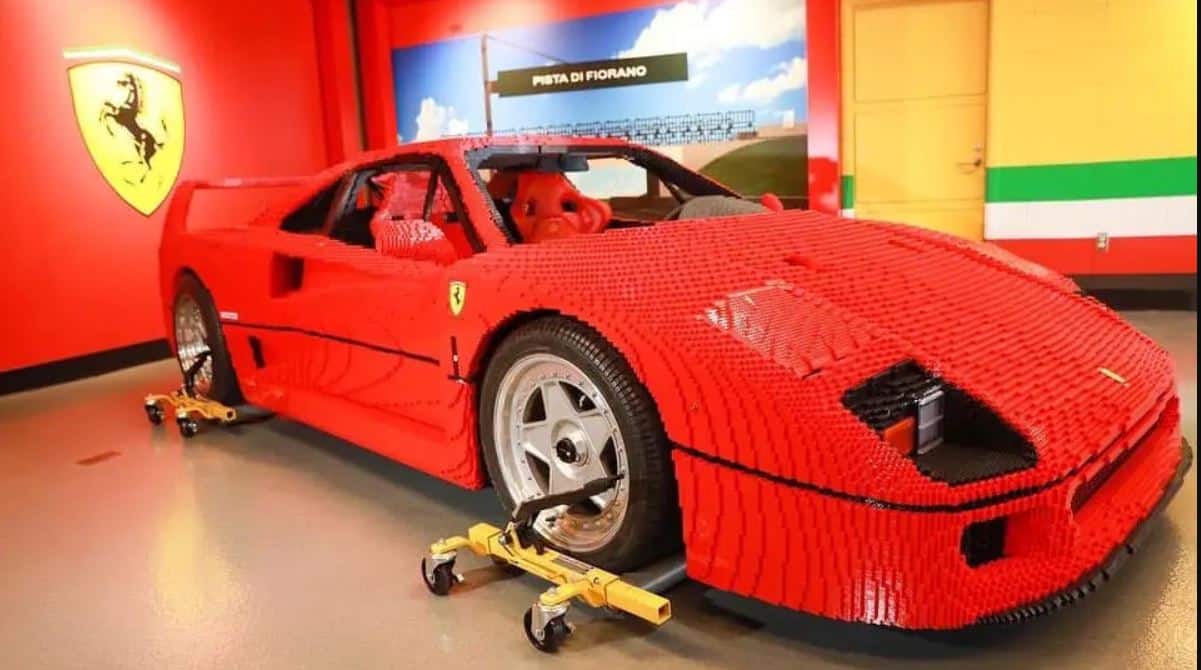 Questa Ferrari F40 è fatta in Lego ed è la nuova attrazione di Legoland